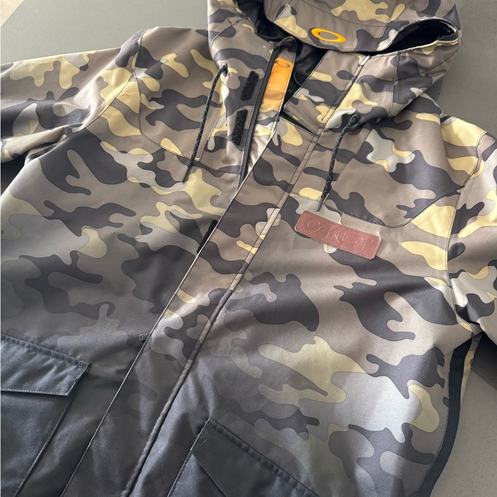 Oakley Men's XL Black and Camo Snowboarding Jacket